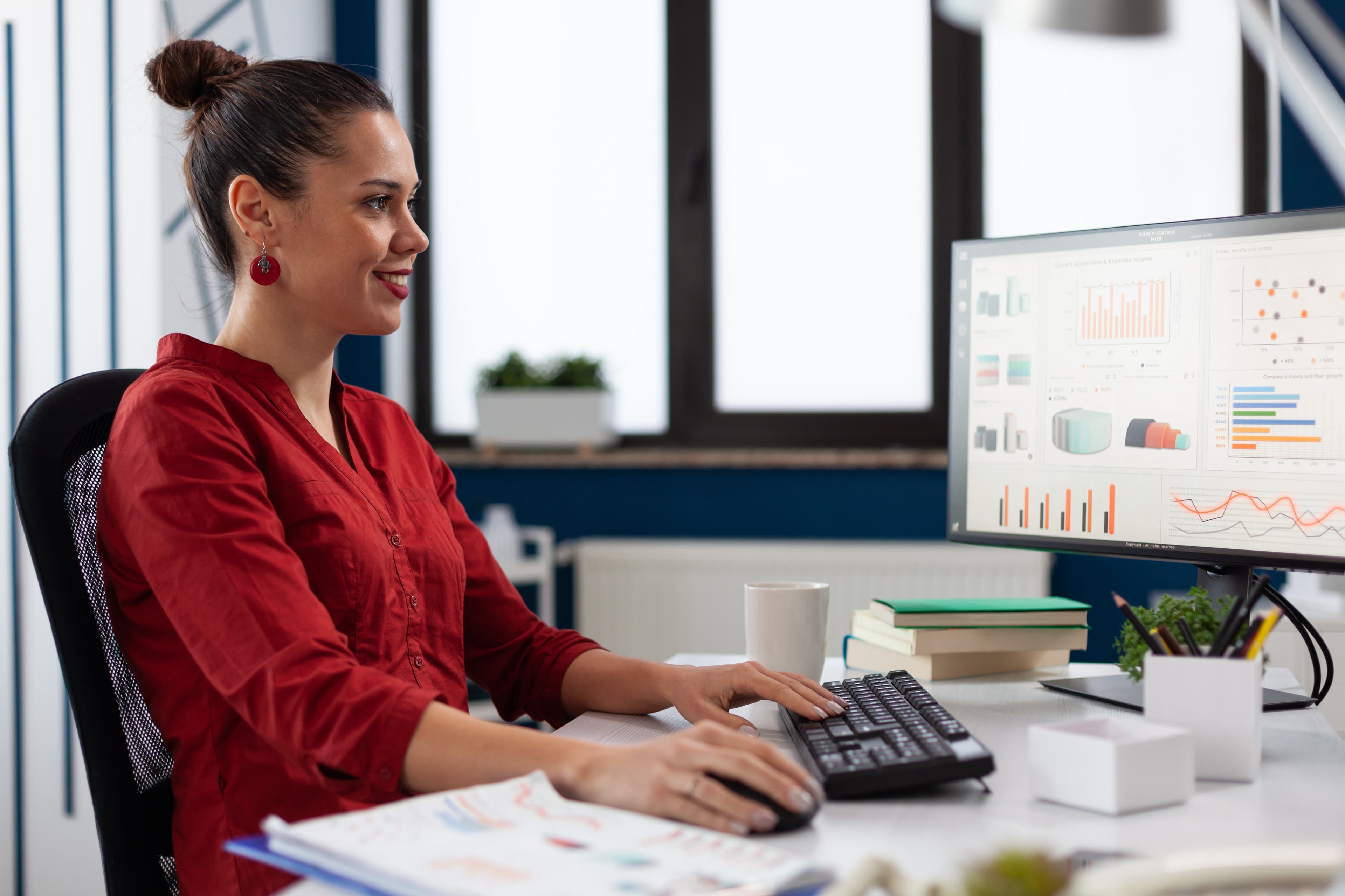Empresária analisando indicadores financeiros
