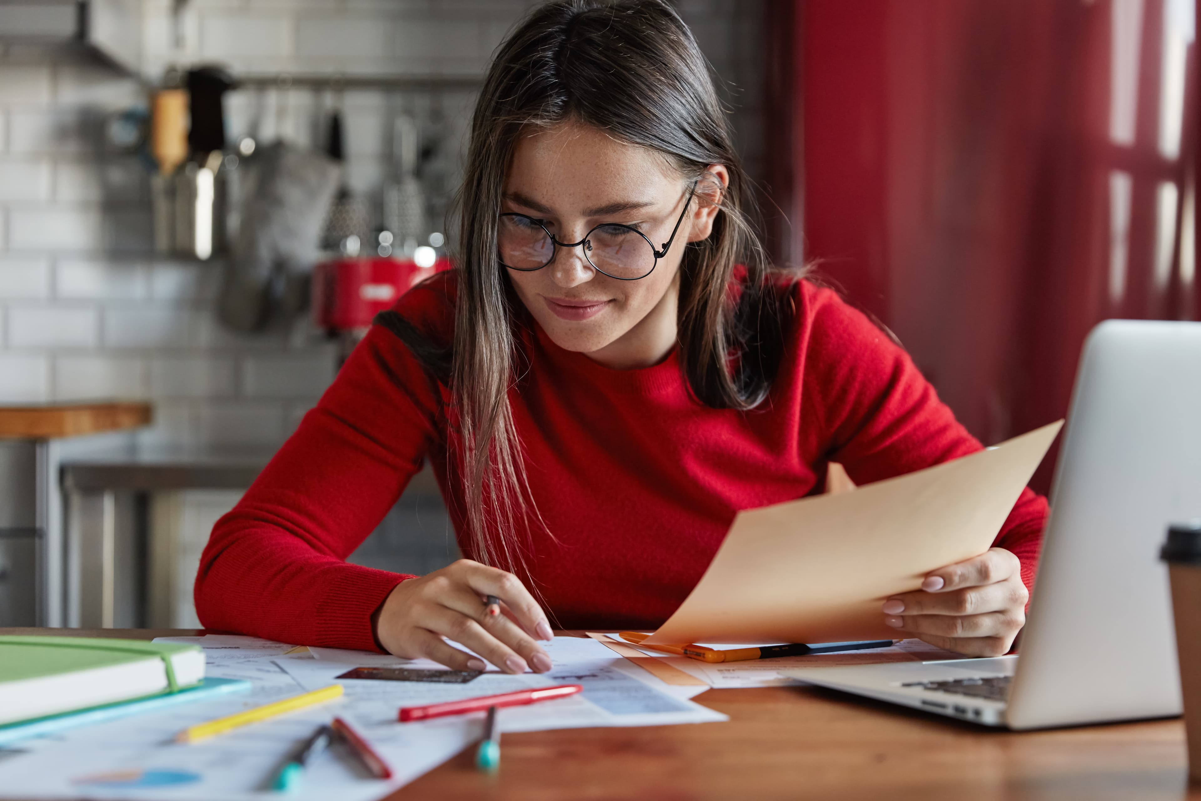 Empresária acompanhando finanças da empresa